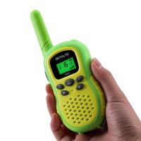 Walkie talkie niño amarillo en la mano