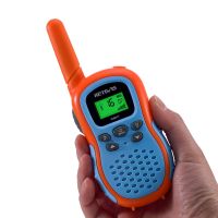 Walkie talkie niño naranja en la mano