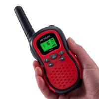 walkie talkie de niño rojo en la mano