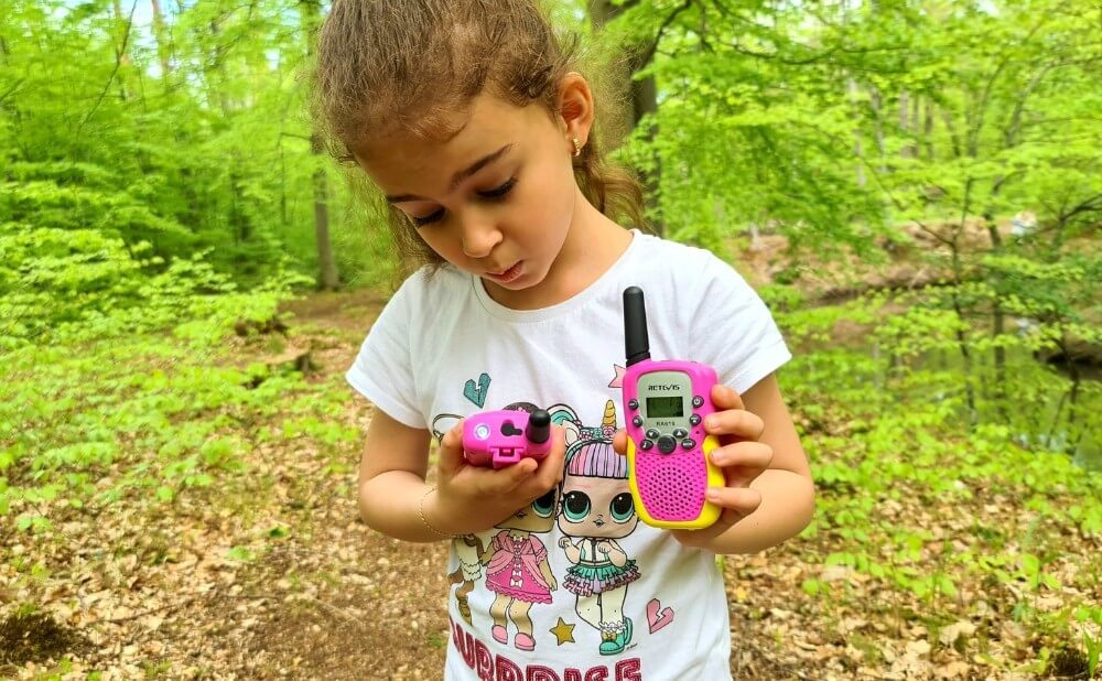 Walkie Talkies ayudan a supervisar a los niños durante los viajes de campamento